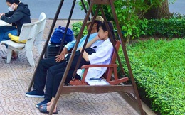 Người cha trùm kín mũ, ngủ thiếp trên băng ghế dài ngày con nhập học: 'Ở lại ráng học nha con, ăn uống đầy đủ, thiếu gì bảo ba'