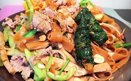 Thưởng thức bánh đa trộn tại nhà, chồng xuýt xoa "vợ nấu ngon như ngoài hàng"