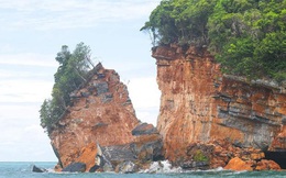 Kỳ lạ hòn đảo bị tách rời một phần ở Thái Lan