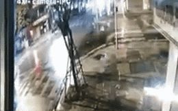 Camera an ninh nhà dân "bóc" vụ đâm xe như phim hành động giữa ngã tư phố Hà Nội