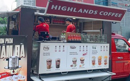 Highlands Coffee đổ bộ đường phố Hà Nội: Đầu tư hẳn ô tô lưu động, giá rẻ hơn 16.000 đồng