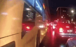 Đang đi đường thì thấy cánh tay trắng toát thò ra từ dưới xe bus, người lái xe được một phen kinh hãi, đến lúc nhìn kỹ mới hoàn hồn