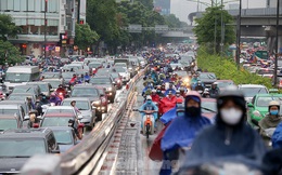Ngày đầu tuần mưa lớn, nhiều tuyến phố Hà Nội ùn tắc dài