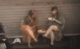 Camera bắt gặp 2 cô gái với hành động lạ giữa trời mưa to: Yêu đời thế này đúng là hiếm có!