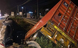 Xe container lao xuống cầu ở  Long Thành, tài xế thoát chết