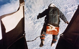 Đại tá không quân Mỹ nhảy dù từ ngoài không gian nhưng chiếc găng tay bảo hộ bị rách - Chuyện gì đã xảy ra?
