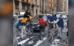 Clip: Hàng chục thiếu niên đi xe đạp đập phá xe BMW giữa phố