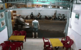 CLIP: Giật điện thoại của "chân dài", 2 tên cướp còn kịp dằn mặt trước khi bỏ chạy