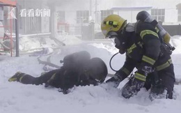 Lính cứu hoả vùi mặt vào tuyết, lý do phía sau khiến dân mạng rơi nước mắt