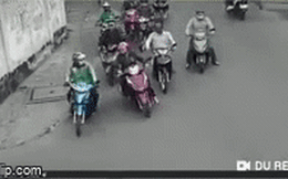 Khoảnh khắc người phụ nữ bị nhóm đối tượng vây xe, dàn cảnh trộm tài sản trên phố Sài Gòn
