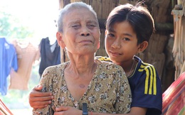 Bố mẹ bỏ rơi, bé trai 13 tuổi đi nhặt củi dừa, bán vé số nuôi bà nội mù lòa: 'Con ước được ăn no, không phải nhịn đói nữa'