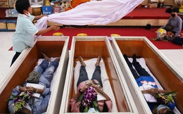 Người dân Thái Lan rủ nhau giả vờ chết để giải hạn cầu may