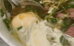 Lên mạng bóc phốt quán phở làm trứng chần sống nhăn, anh chàng bị dân mạng vào mắng ngược: Không biết dựa cột mà nghe!