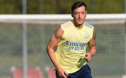 Arsenal vẫn hồi hộp với Oezil