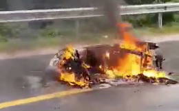 Áo mưa quấn vào bánh rồi ngã ra đường, xe máy cháy ngùn ngụt khiến nữ tài xế bị bỏng