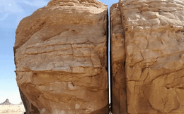 Khối đá khổng lồ nghìn tuổi bị chia đôi giữa sa mạc, càng nhìn càng kỳ quái, giả thuyết giật mình được đưa ra