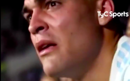 Lautaro Martinez gục khóc sau khi bị thay ra khỏi sân