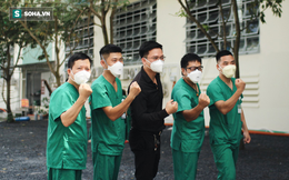 Bác sĩ BV Bạch Mai xúc động trong ngày làm việc cuối cùng ở TP. HCM: "Nhiều đồng đội của tôi từng ngất trong phòng bệnh''
