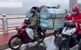 Ấm lòng hình ảnh xe hơi đi chậm, chắn gió "dìu" xe máy qua cầu sông Hàn và hành động giúp đỡ của anh tài xế xe công nghệ giữa mưa to, gió lớn