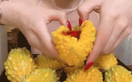 Loại quả có đầy ở Việt Nam nhưng nhìn cô gái Trung Quốc ăn thì khối người vẫn thấy vô cùng lạ lẫm