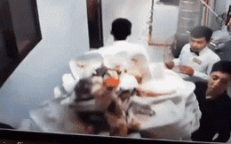 Nhân viên bê cả tá bát đĩa cùng lúc, 3 giây sau thảm họa xảy ra