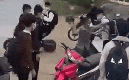 Nam sinh bị ném đá vào đầu, hành hung dã man tại cổng trường ở Quảng Bình