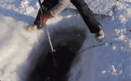 Nhóm người đào hố băng ở vùng hẻo lánh rồi kéo lên chiếc lồng: Bên trong là loại hải sản đắt bậc nhất hành tinh!