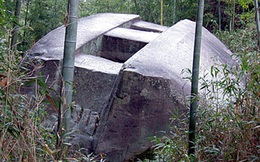 Tảng đá nguyên khối 800 tấn có hình thù thách thức nhà khoa học: Chuyên gia Nhật bế tắc!