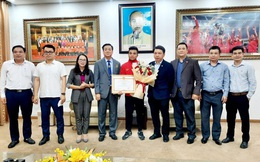 Tuyển thủ U23 Hồ Thanh Minh nhận bằng khen và phần thưởng vinh dự