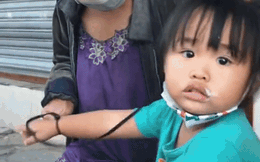 Phận đời xót xa của bé 2 tuổi bị buộc dây vào cổ tay, đi theo mẹ tập tễnh nhặt ve chai