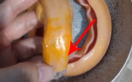 Ông bà ngoại mua lươn rồi làm sạch cho cháu ăn, con gái lại mang bỏ đi vì điều này