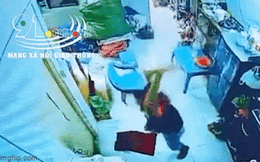 TP.HCM: Kinh hoàng gã đàn ông vác dao truy sát người phụ nữ bán rau vào tận nhà vệ sinh