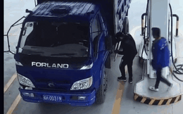 Clip: Người đàn ông hoảng hốt vì bị thanh niên lạ phun xăng vào người