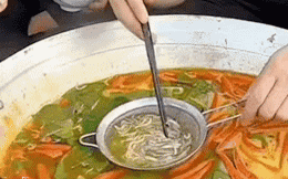 Thanh niên đăng clip nồi lẩu rươi kinh dị khiến dân mạng tranh cãi