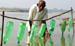 Ông lão mang nhiều chai nhựa ra bờ sông rồi làm một 'cầu môn', điều bất ngờ sau 4 tiếng!