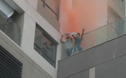 Cận cảnh giải cứu hàng trăm người mắc kẹt trong đám cháy ở chung cư cao tầng