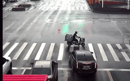 Clip: Vượt đèn đỏ bị ô tô tông trúng, người đàn ông sống sót khó tin