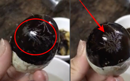 Luộc xong quả trứng, cô gái "điếng người" phát hiện vật thể lạ làm netizen xôn xao