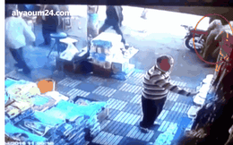 Clip: Bị sàm sỡ, người phụ nữ hạ knock out gã đàn ông bằng 1 cú đấm