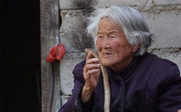Bà cụ sống tới 90 tuổi vẫn không làm hộ khẩu, trước khi qua đời thú nhận danh tính khó tin