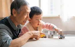 Ông nội nói đùa: "Nhà không có đồ ăn đâu", câu đáp trả của đứa trẻ khiến bố mẹ sợ xanh mặt
