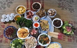 Cả nhà hùng hục làm mâm cỗ đầy ắp nhưng khi dọn lên vẫn bị khách chê