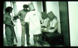 Thí nghiệm nhà tù Stanford hé lộ những chiều sâu đen tối nhất của tâm lý con người