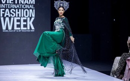 Bị chê "phèn" khi vừa trở lại sàn catwalk, Trang Trần bức xúc đáp trả