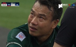 Thủ môn Thái Lan khóc rưng rức vì chấn thương, phải sớm rời sân bằng cáng