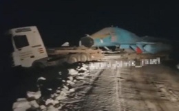 Nga: Xe tải chở 'xe tăng bay' Su-34 mất lái, lao xuống vệ đường