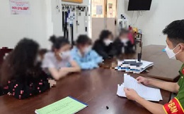 CLIP: 5 nữ sinh đánh hội đồng 1 thiếu nữ giữa phố Đà Nẵng