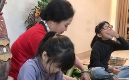 "Mẹ chồng" Lan Hương dạy 2 cháu nội gói bánh chưng
