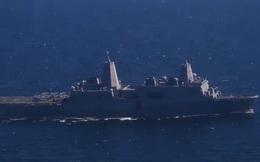 Siêu tàu đổ bộ USS Somerset của Mỹ đi qua eo biển Hormuz