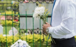 Bất chấp về quê làm tang lễ cho bố, nam nhân viên bị công ty sa thải vì lý do "trời ơi đất hỡi" và nhận cái kết xứng đáng